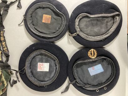 Six bonnets de polices en drap bleu marine...
