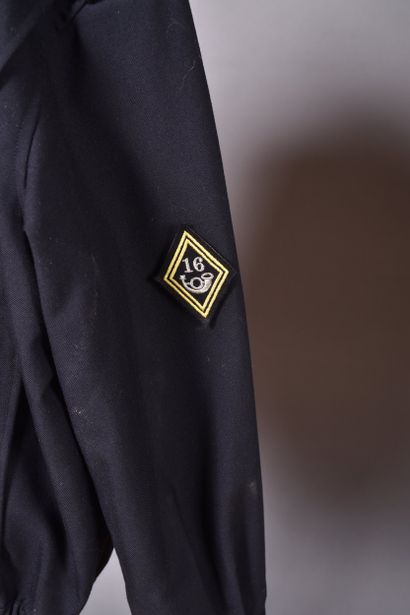 Deux uniformes d’un sous-lieutenant du 16e...