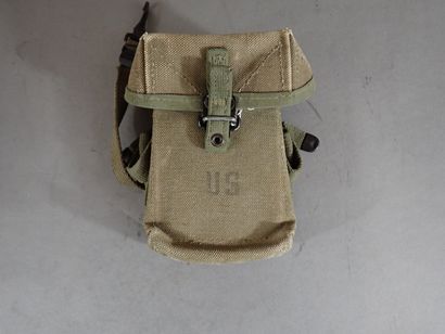 Deux porte-chargeurs FAMAS et une pochette...