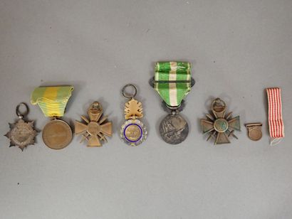 Lot de 6 décorations françaises et d’une...