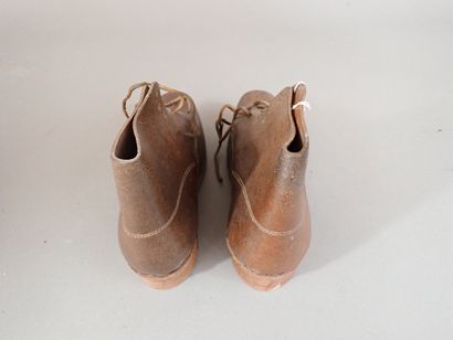 Paire de galoches en cuir à semelle de bois....