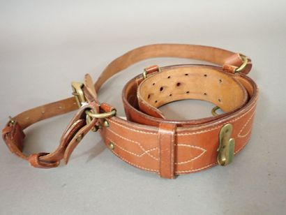 Un ceinturon Sam Brown Belt avec baudrier...