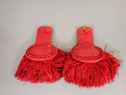 Paire d’épaulettes en tissu rouge doublé...