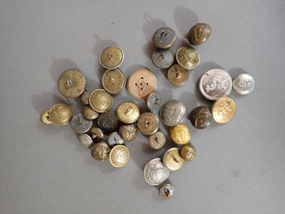 37 boutons dont 3 boutons de la Garde Nationale...