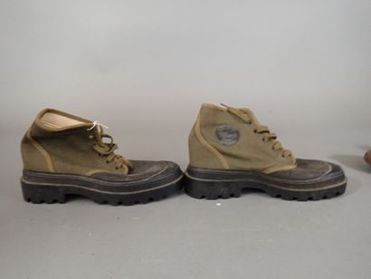Une paire de brodequins en cuir à semelle...