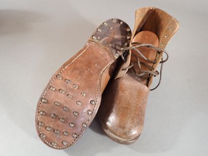 Paire de brodequins en cuir brun, semelles...