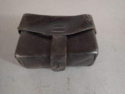 Deux cartouchières en cuir brun. 9,5 x14...