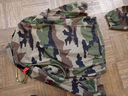 Ensemble veste et pantalon en treillis camouflé...