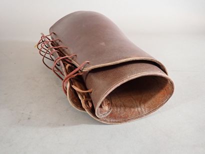 Trois paires de jambières ou houseaux en...