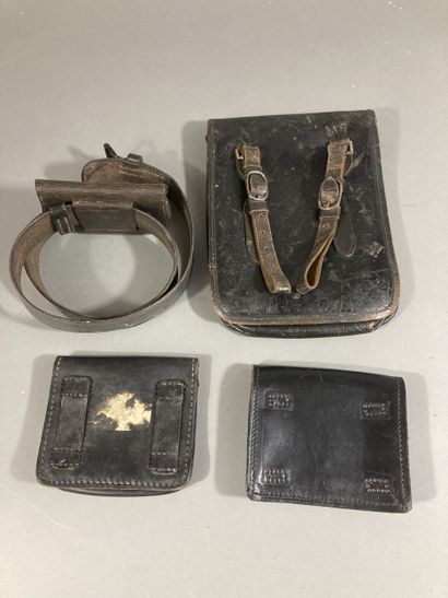 Lot d’équipements en cuir noir: un porte-carte...