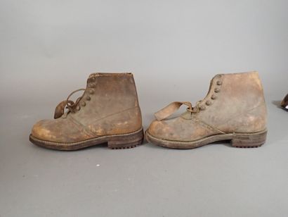 Une paire de brodequins en cuir à semelle...