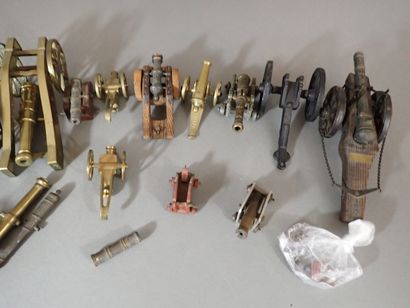 Collection de 15 canons miniatures dont Gribeauval,...