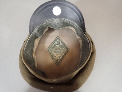 Casquette soviétique en drap vert, avec insigne...