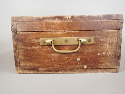 Coffret orné sur le couvercle d’une plaque...