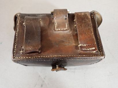 Deux cartouchières en cuir brun. 9,5 x14...