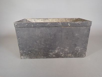 Caisse rectangulaire en métal riveté. 28x52x26...