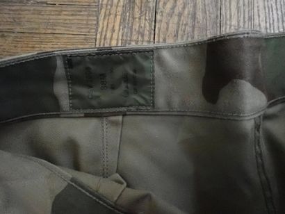 Ensemble veste et pantalon en treillis camouflé...