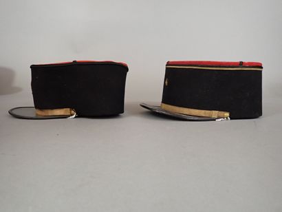 Deux képis modèle 35 d’infanterie. Un sergent...