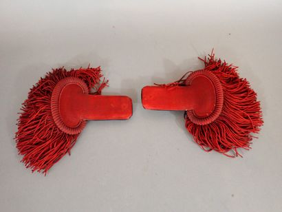 Paire d’épaulettes en tissu rouge doublé...