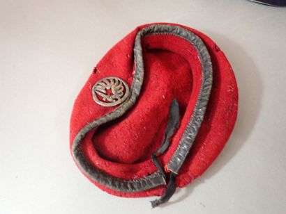 Lotde 3 coiffures: un béret rouge avec insigne...