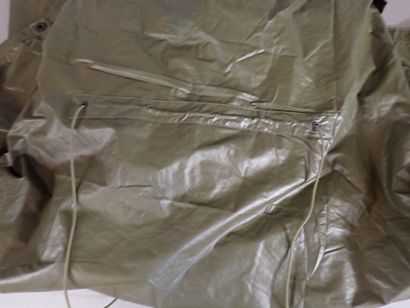 Toile de tente triangulaire formant poncho...