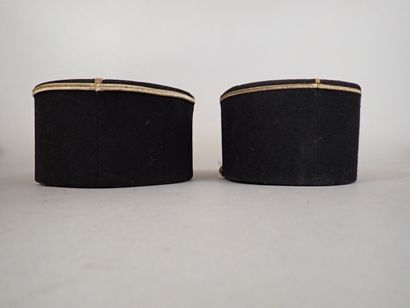 Deux képis d’adjudant de la Coloniale, en...