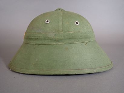 Casque Nord Vietnamien en carton recouvert...