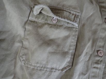 Trois chemises Chino en coton, avec épaulettes....