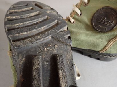 Deux paires de chaussures de brousse (Pataugas)...