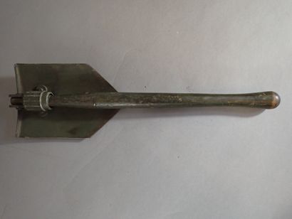 Lot de trois outils individuels : pelle pliante...