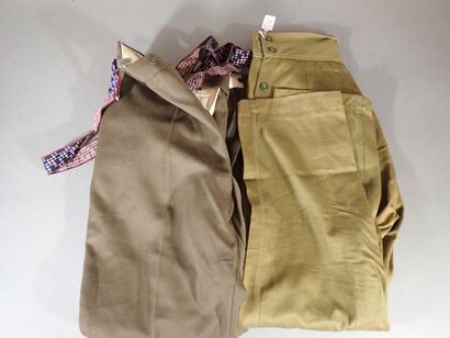 Deux pantalons soviétiques. Un de femme en...
