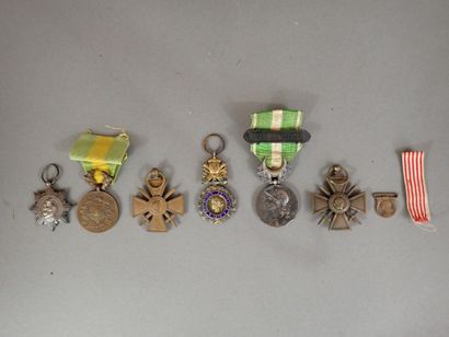 Lot de 6 décorations françaises et d’une...