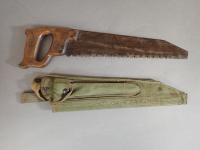 Lot de trois outils individuels : pelle pliante...