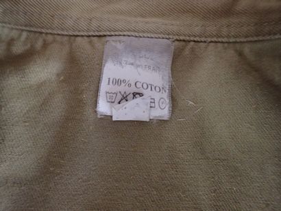 Trois chemises Chino en coton, avec épaulettes....