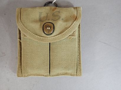 Deux pochettes porte-chargeurs de carabine...