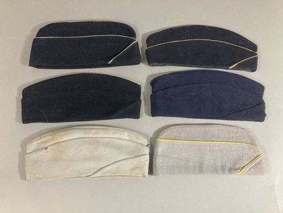 Six bonnets de polices en drap bleu marine...
