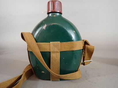 Deux gourdes. Un modèle militaire italien...