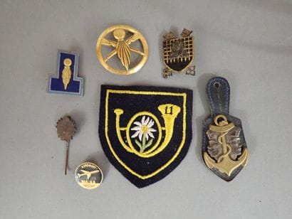 lot d’insignes régimentaires et divers dont...