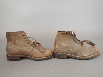Une paire de brodequins en cuir à semelle...