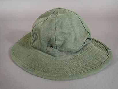 Lot de deux bobs et un chapeau de brousse...