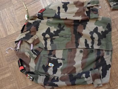 Ensemble veste et pantalon en treillis camouflé...