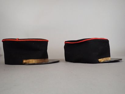 Deux képis modèle 1935 de sous-officier d’artillerie....