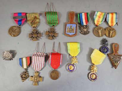 Ensemble de décorations militaires et insignes...