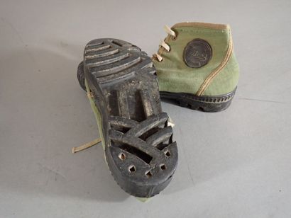 Deux paires de chaussures de brousse (Pataugas)...