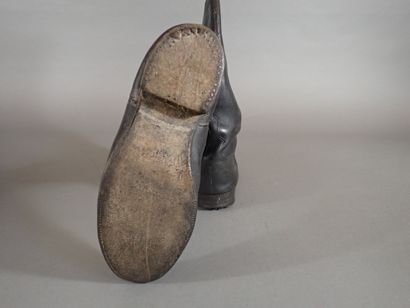 Paire de bottes d’officier en cuir gaufré....