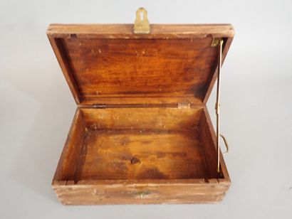 Coffret orné sur le couvercle d’une plaque...