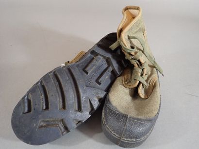 Deux paires de chaussures de brousse en toile...