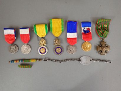 Ensemble de décorations civiles et militaires...