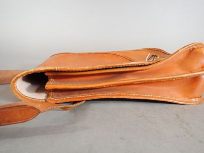 Sacoche porte-carte en cuir fauve à plusieurs...