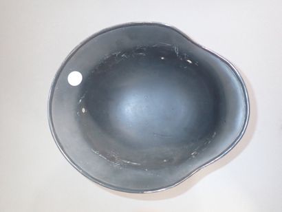 Coque de casque modèle 1935 en acier peint....